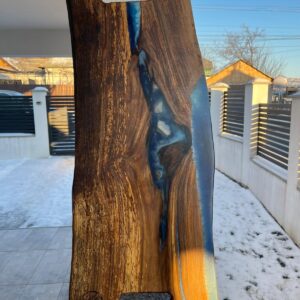 Platou din lemn de nuc cu rășină epoxidică „valuri și pietre”