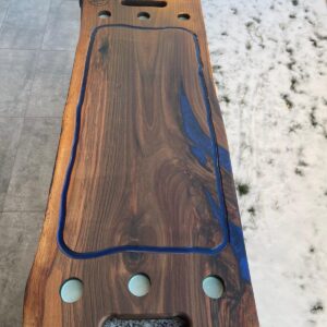 Platou din lemn de nuc cu rășină albastră