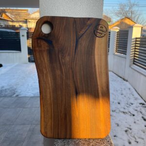 Tocător din lemn de nuc cu rășină albastră