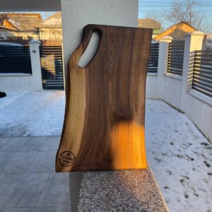 Tocător din lemn de nuc cu rășină albastră