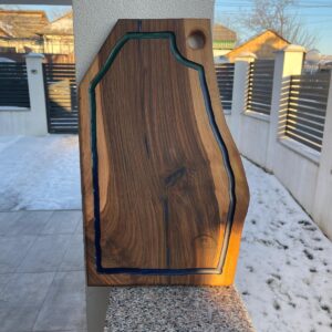 Platou din lemn de nuc cu rășină verde-albastră
