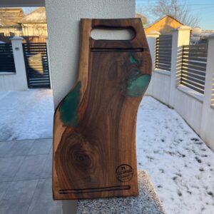 Tocător/platou din lemn de nuc cu rășină verde
