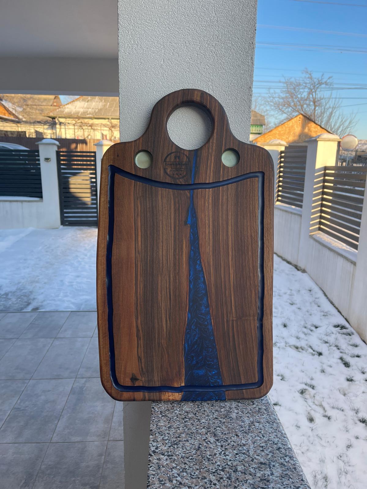 Platou din lemn de nuc cu rășină albastră și gauri pentru shot - imagine 2