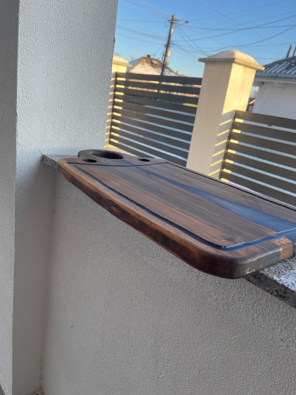 Platou din lemn de nuc cu rășină albastră și gauri pentru shot - imagine 3