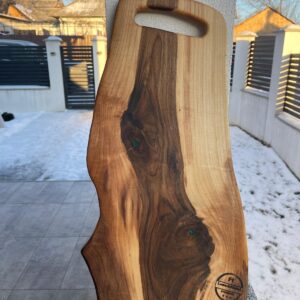 Platou rustic din lemn de nuc cu rășină verde