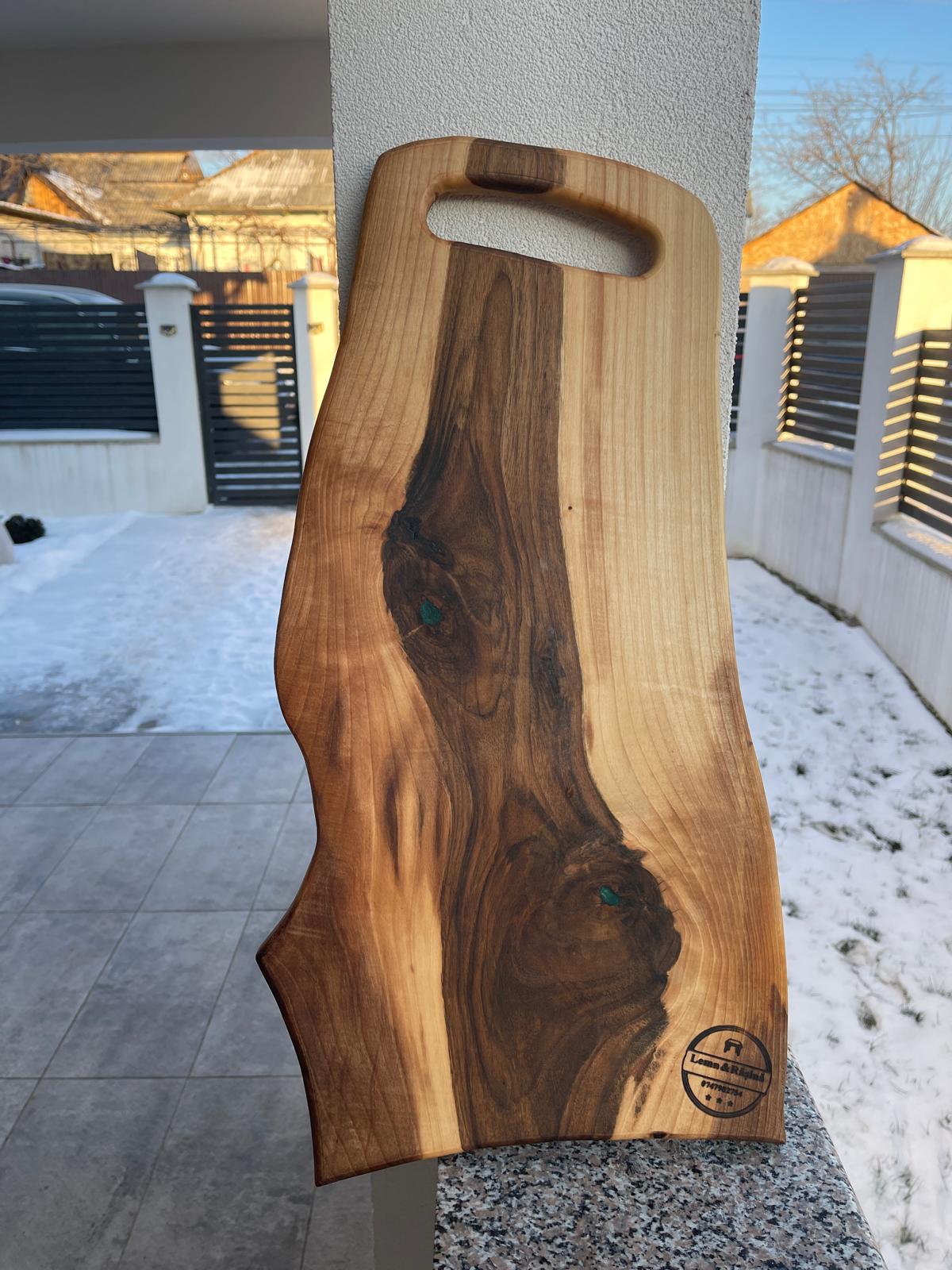 Platou rustic din lemn de nuc cu rășină verde