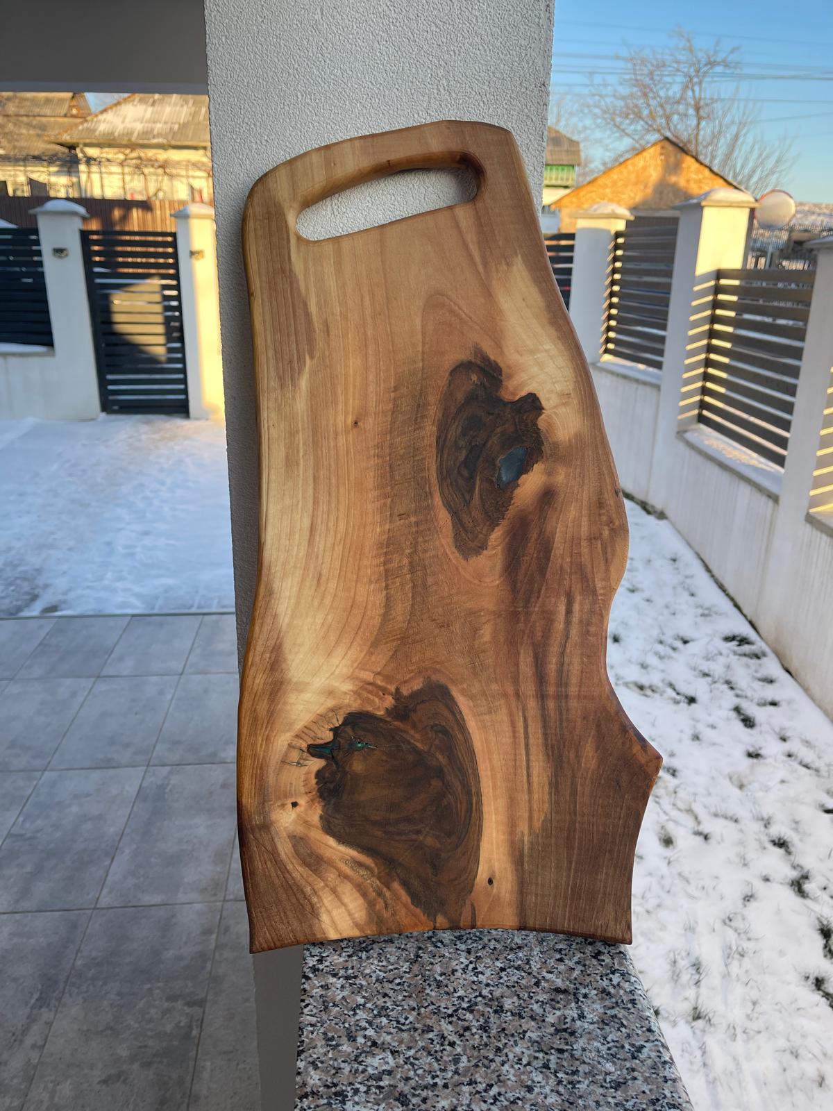 Platou rustic din lemn de nuc cu rășină verde - imagine 3