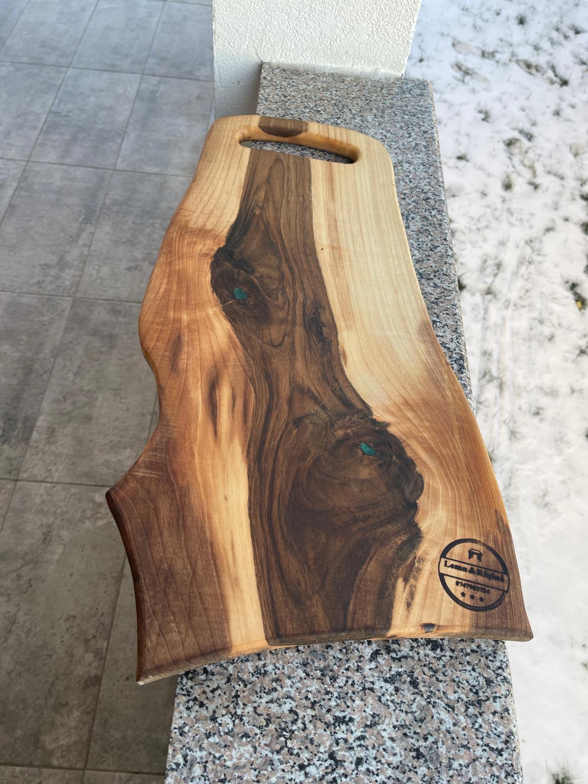 Platou rustic din lemn de nuc cu rășină verde - imagine 4