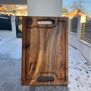 Platou din lemn de nuc cu rășină epoxidică fumurie