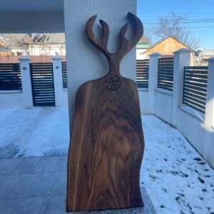 Tocător din lemn de nuc masiv cu coarne de căprioară – design rustic, 65x27x4 cm