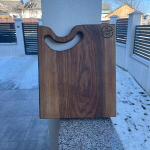 Tocător elegant din lemn de nuc masiv cu margini tăiate la 5° – 42x35x3,5 cm