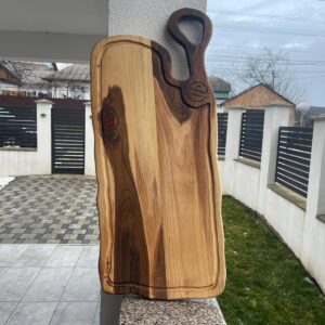Tocator din lemn de nuc cu insertie de rasina rosie – 75x31 cm, handmade