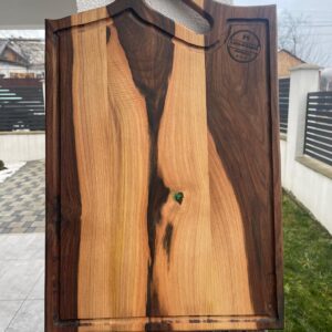 Tocator din lemn de nuc cu insertie de rasina verde 60x38 cm