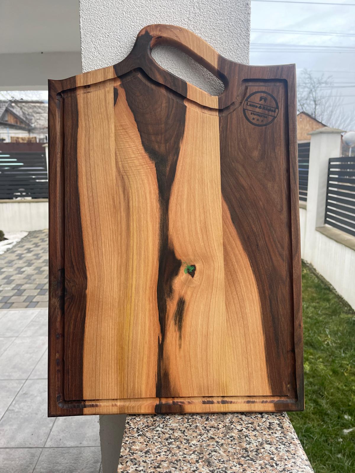 Tocator din lemn de nuc cu insertie de rasina verde 60x38 cm