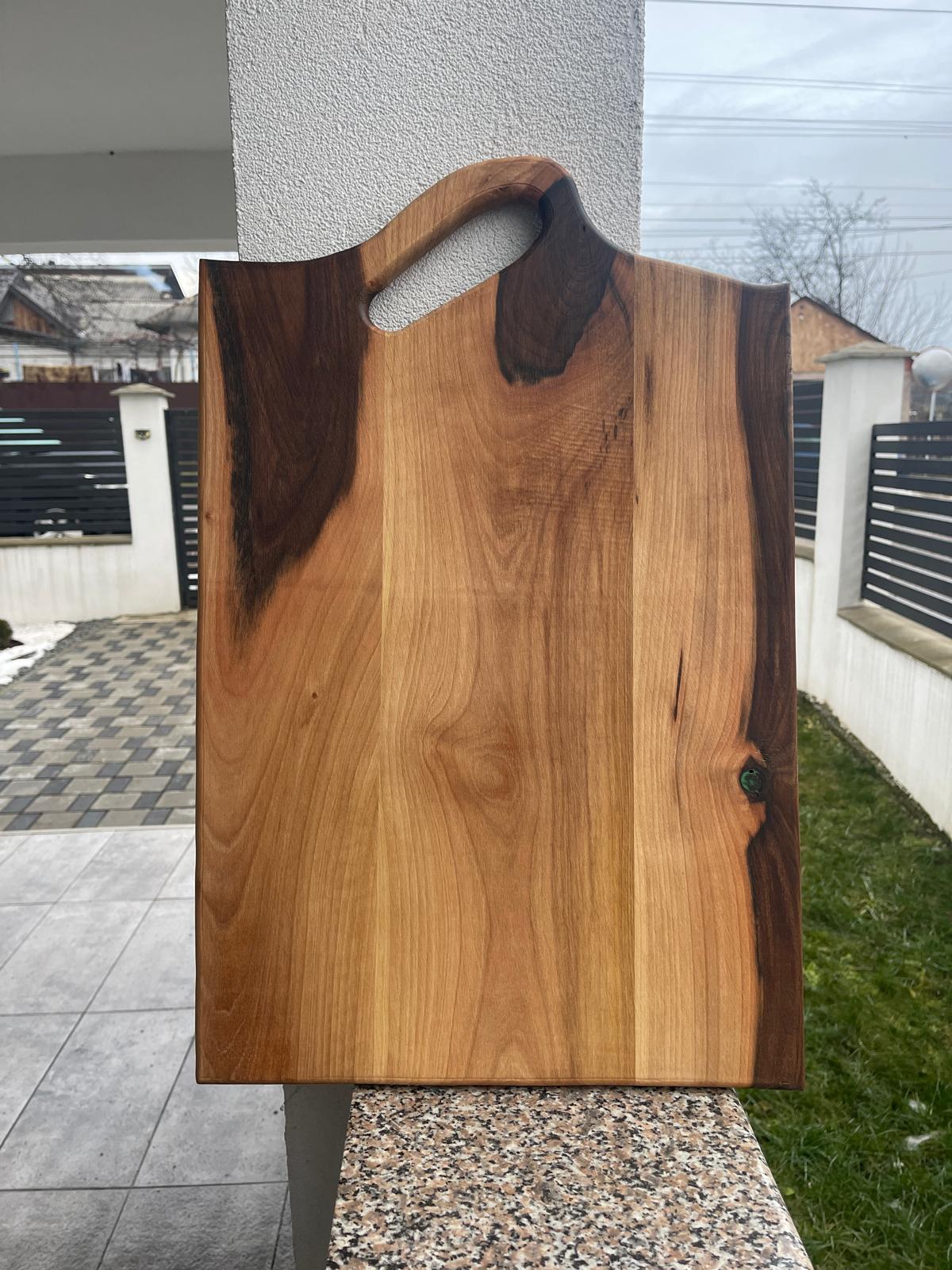 Tocator din lemn de nuc cu insertie de rasina verde 60x38 cm - imagine 3