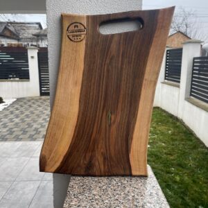 Tocator din lemn 45x27 cm cu insertie de rasina verde