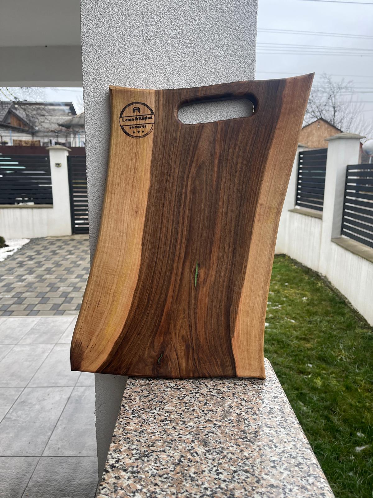 Tocator din lemn 45x27 cm cu insertie de rasina verde