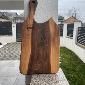 Tocator din lemn de nuc 55x38 cm cu insertii de rasina verde