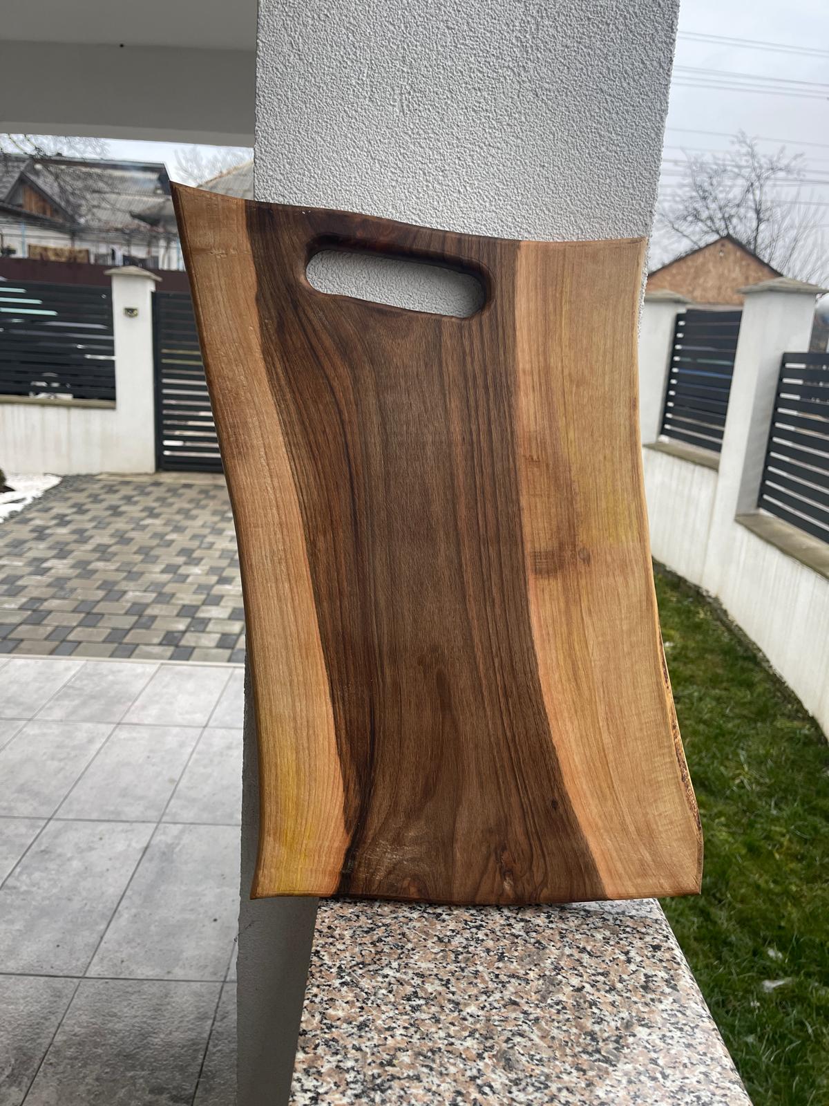 Tocator din lemn 45x27 cm cu insertie de rasina verde - imagine 3