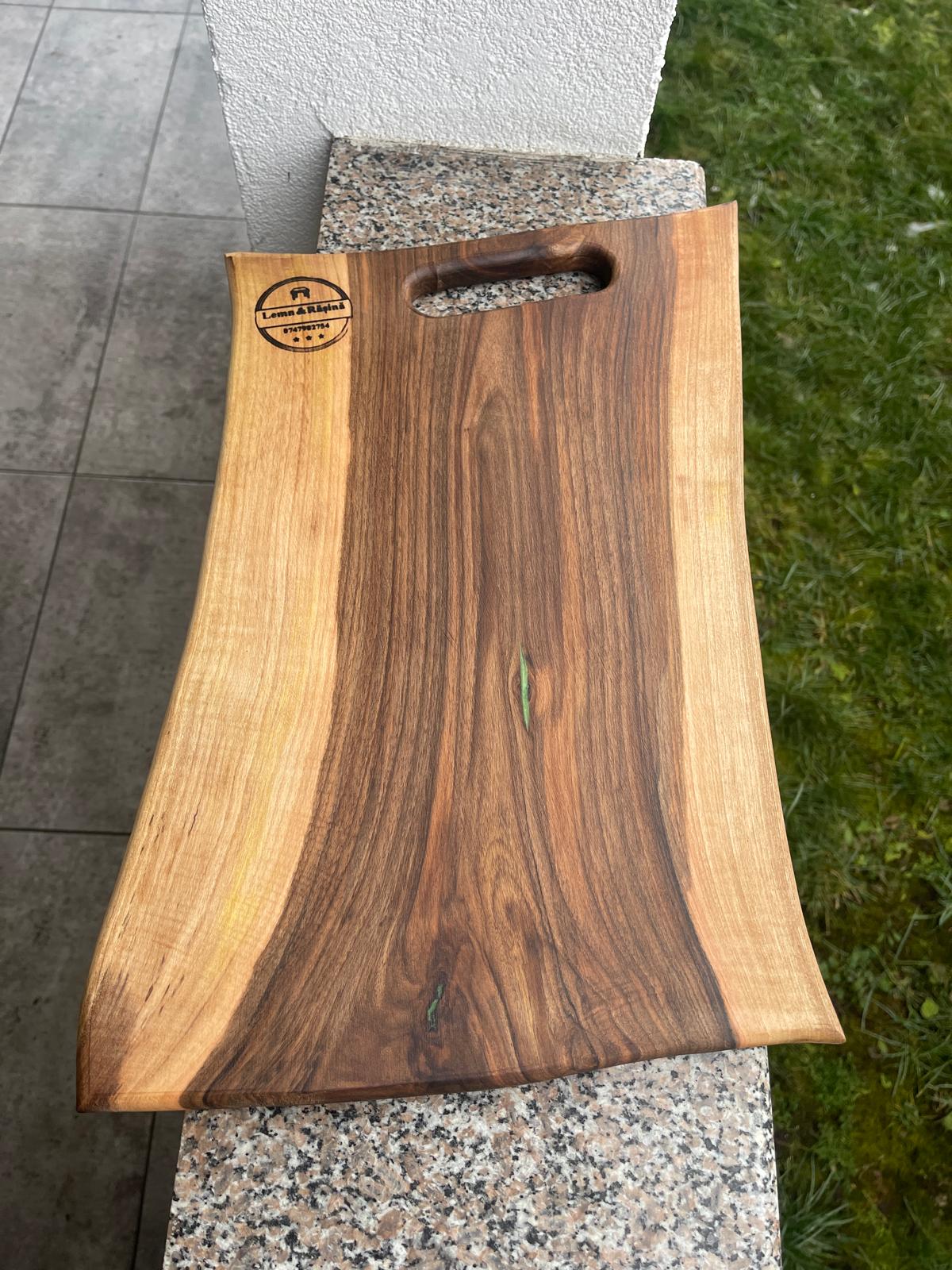 Tocator din lemn 45x27 cm cu insertie de rasina verde - imagine 4