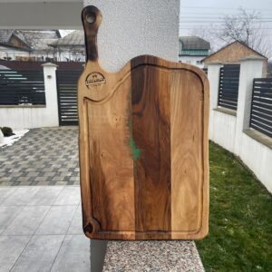Tocator din lemn de nuc 50x35 cm cu insertii de rasina verde