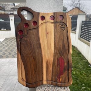 Tocator din lemn de nuc cu rasina rosie 55x40 cm – 6 gauri pentru shot-uri