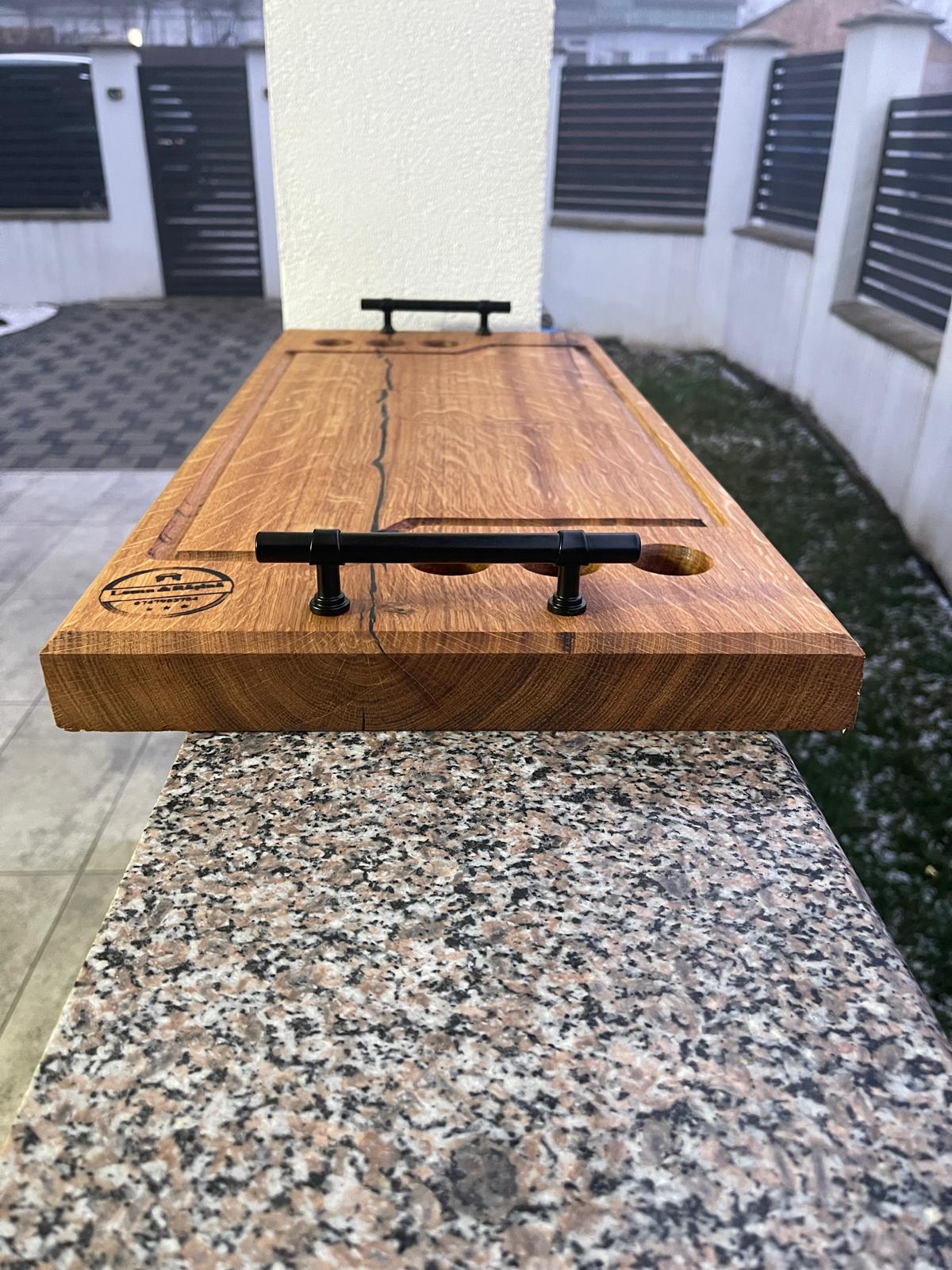 Platou din lemn de stejar cu rășină epoxidică neagră și 6 găuri pentru shoturi – 71×32×4 cm - imagine 5