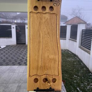 Platou din lemn de stejar cu rășină epoxidică neagră și 6 găuri pentru shoturi – 70×25×4 cm