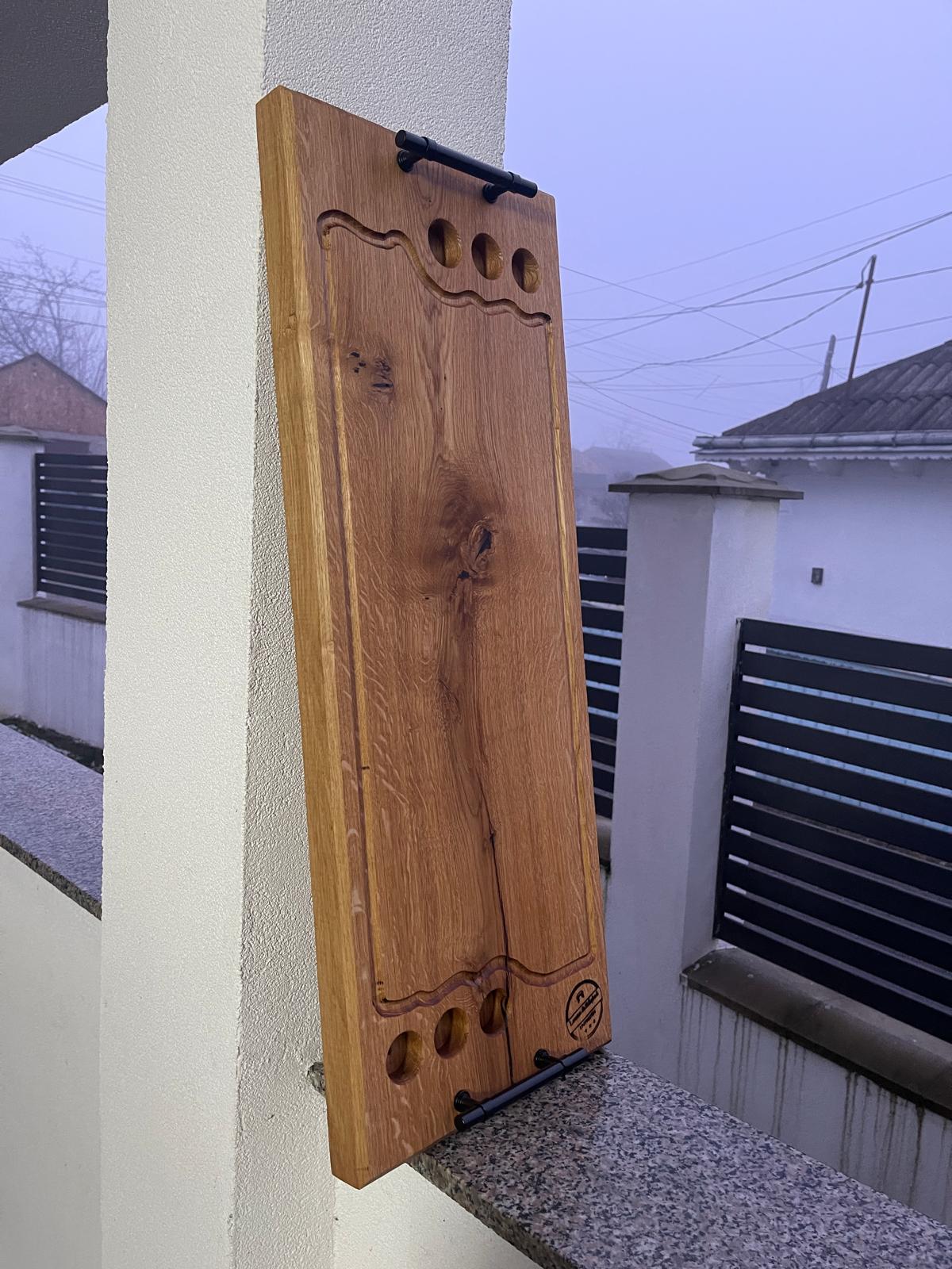 Platou din lemn de stejar cu rășină epoxidică neagră și 6 găuri pentru shoturi – 80×30×4 cm - imagine 3