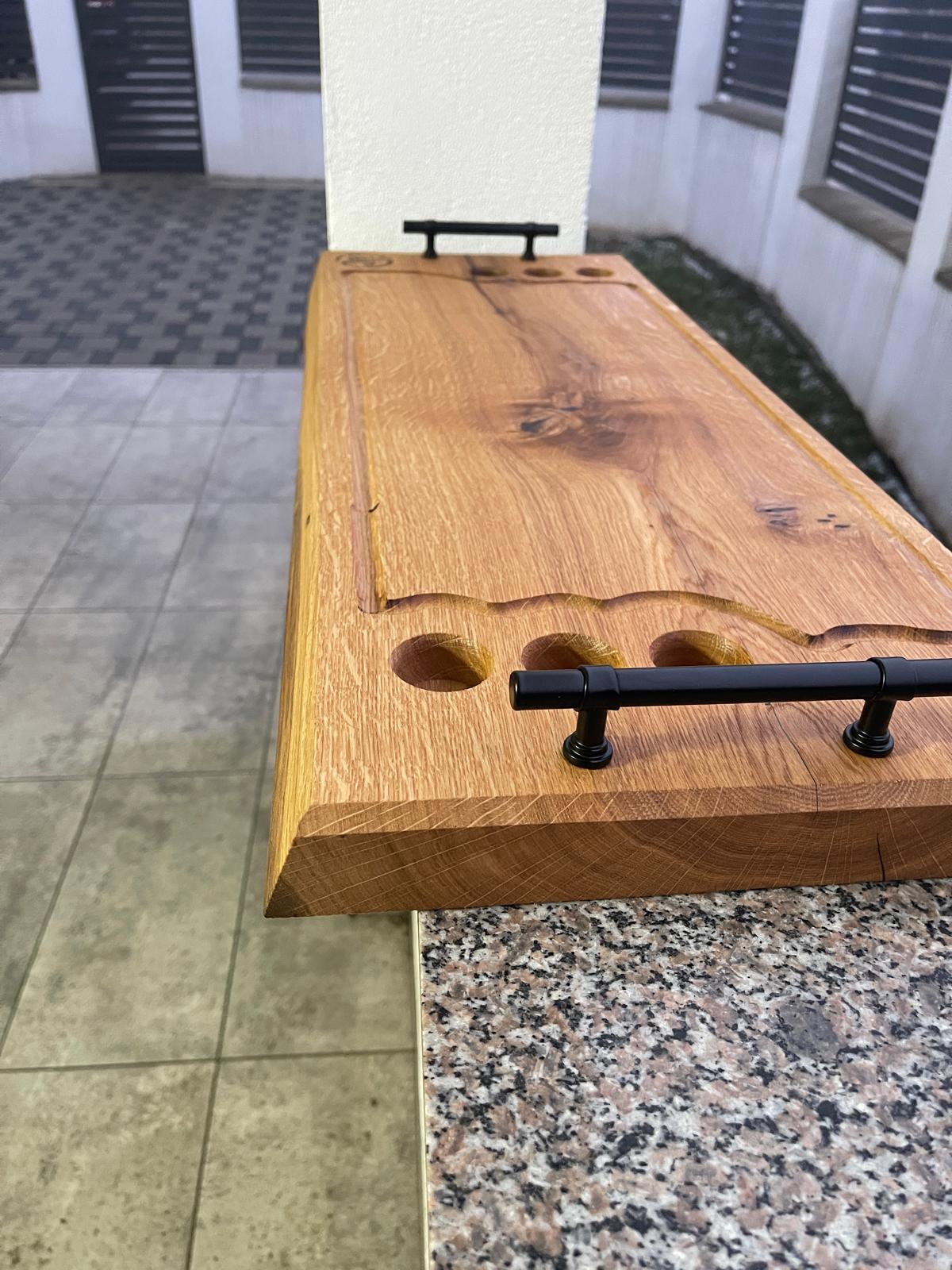 Platou din lemn de stejar cu rășină epoxidică neagră și 6 găuri pentru shoturi – 80×30×4 cm - imagine 5