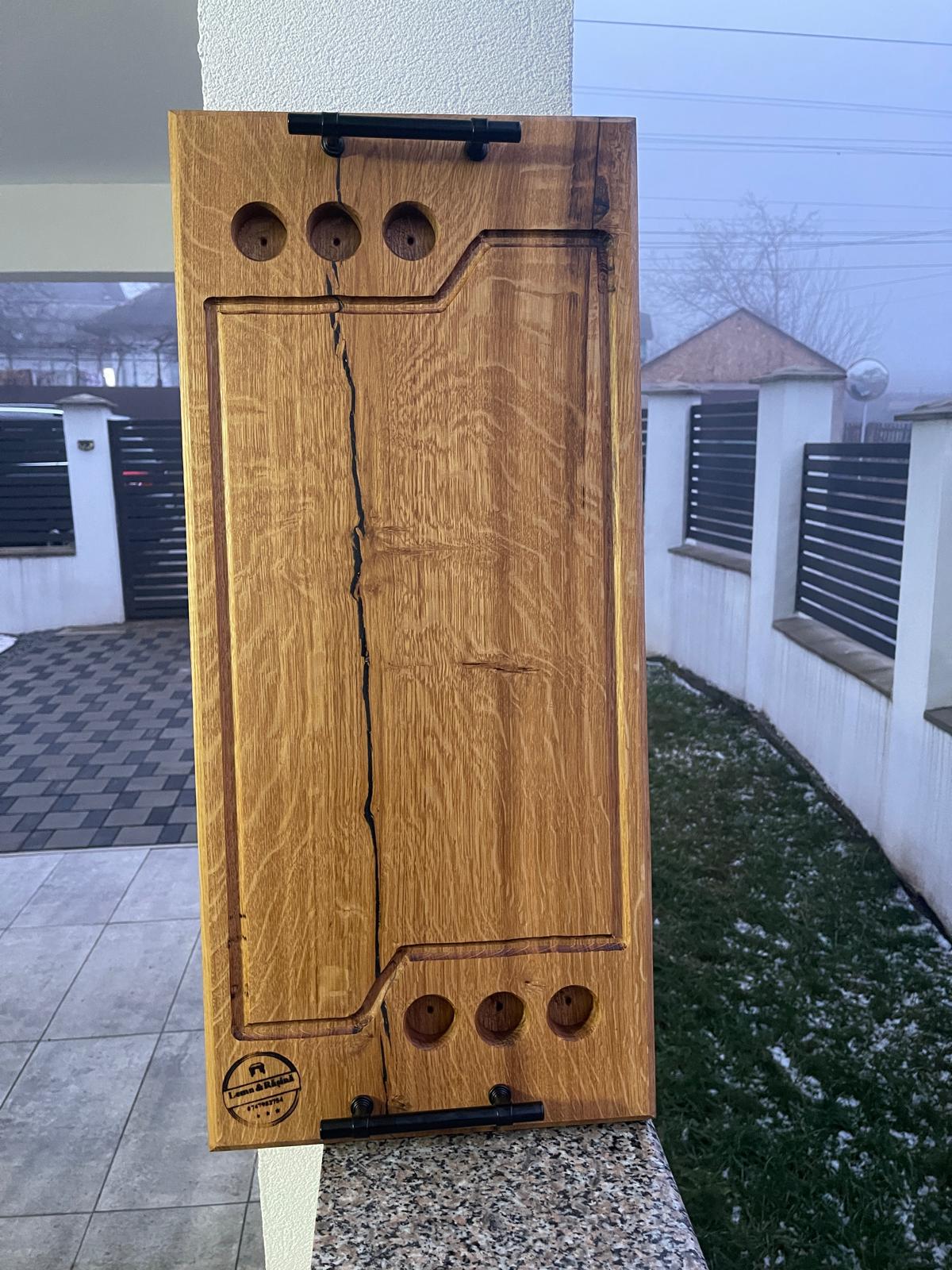 Platou din lemn de stejar cu rășină epoxidică neagră și 6 găuri pentru shoturi – 71×32×4 cm