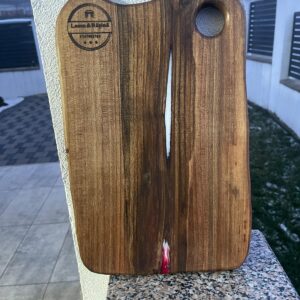 Tocător din lemn de nuc cu inserții de rășină epoxidică roșu cu alb – 35×23 cm