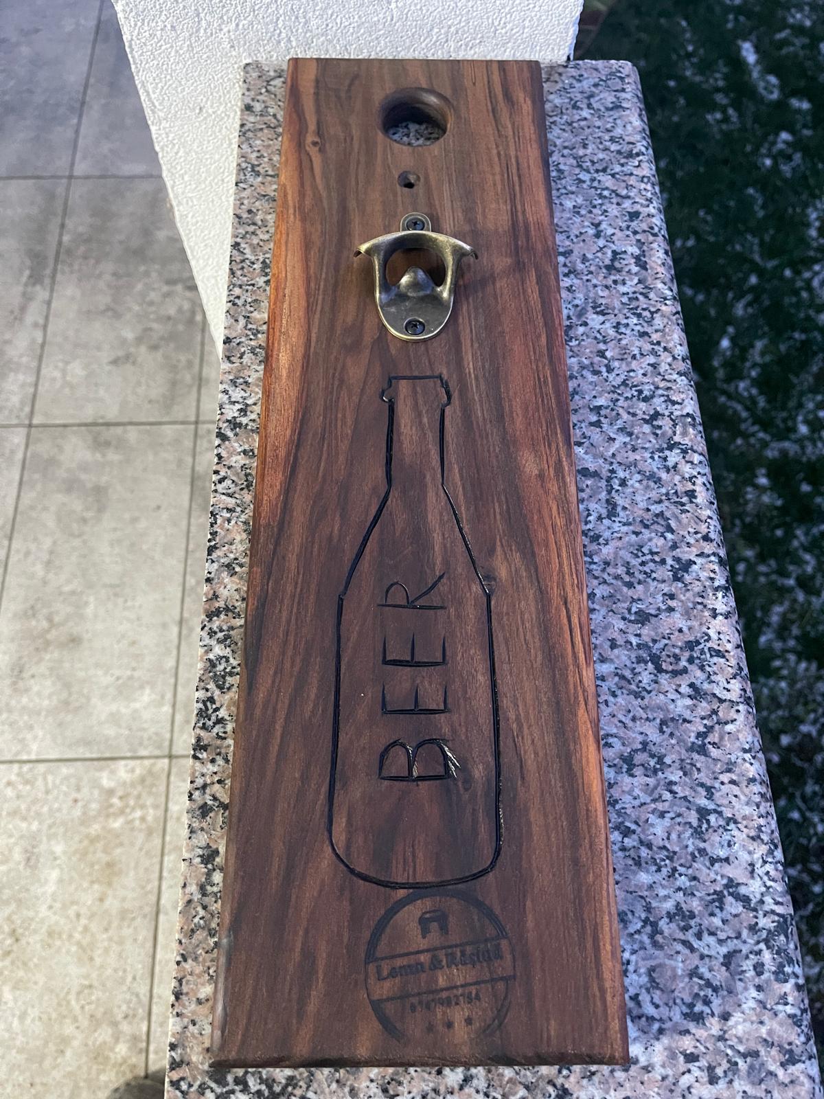 Desfăcător de bere montat pe lemn de nuc – 50×14 cm - imagine 2