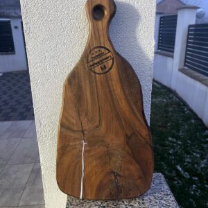 Tocător din lemn de nuc cu inserții de rășină roșu și alb – 40×20 cm