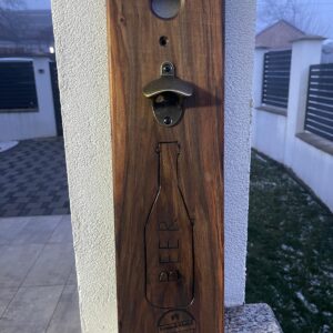 Desfăcător de bere montat pe lemn de nuc – 50×14 cm