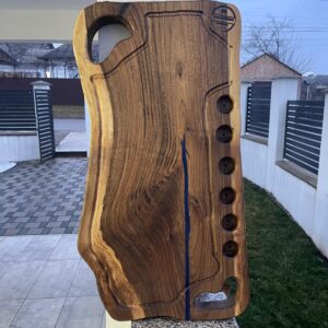 Tocător din lemn de nuc masiv cu rășină epoxidică albastră, 6 găuri pentru shot-uri, scurgător de grăsimi, două fețe, două mânere, 68x35x4 cm – Lemn & Rășină