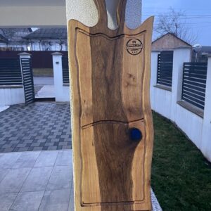 Tocător din lemn de nuc masiv cu rășină epoxidică albastră, scurgător de grăsimi dublu, două compartimente, 80x26x4 cm – Lemn & Rășină