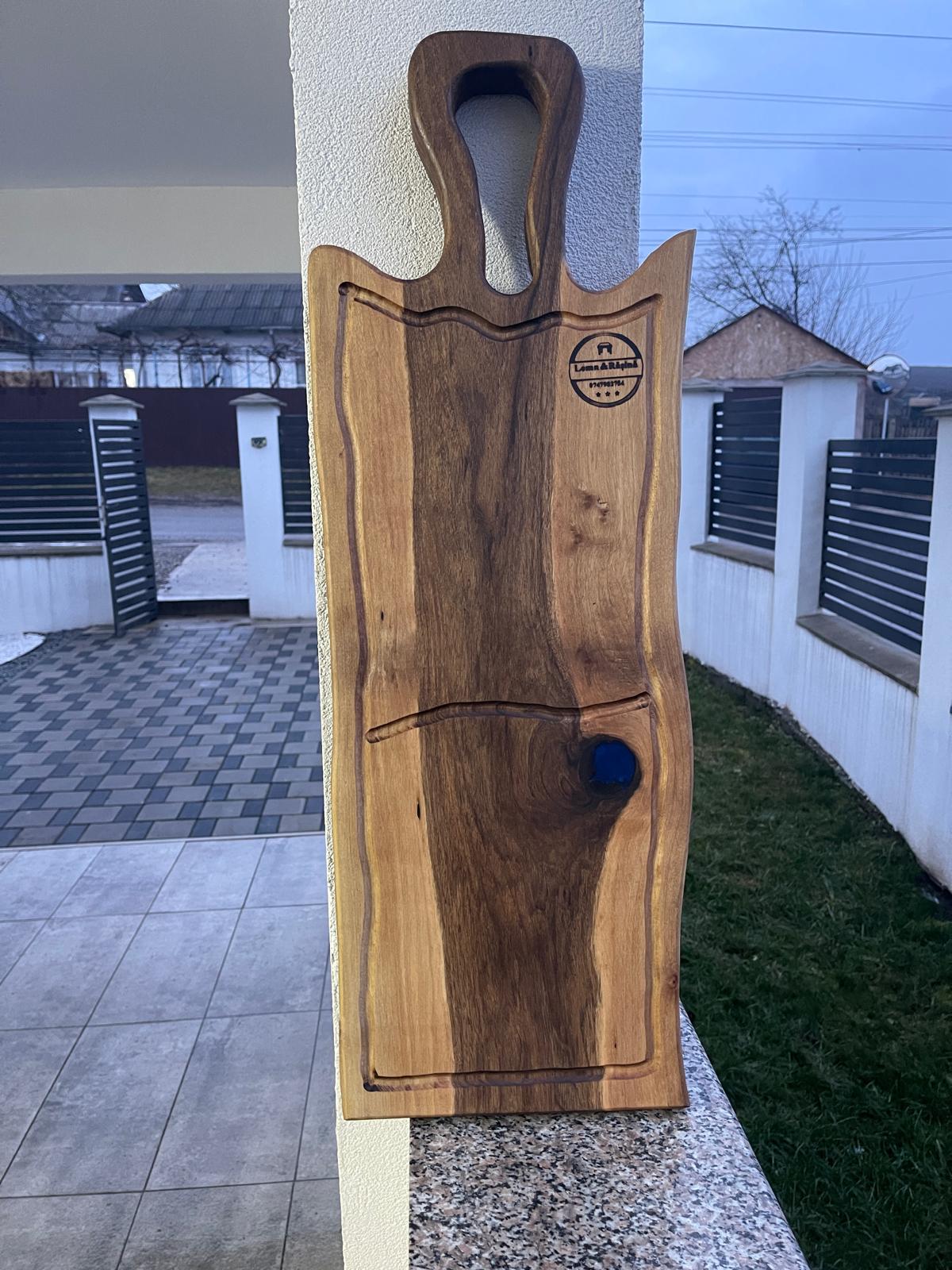 Tocător din lemn de nuc masiv cu rășină epoxidică albastră, scurgător de grăsimi dublu, două compartimente, 80x26x4 cm – Lemn & Rășină