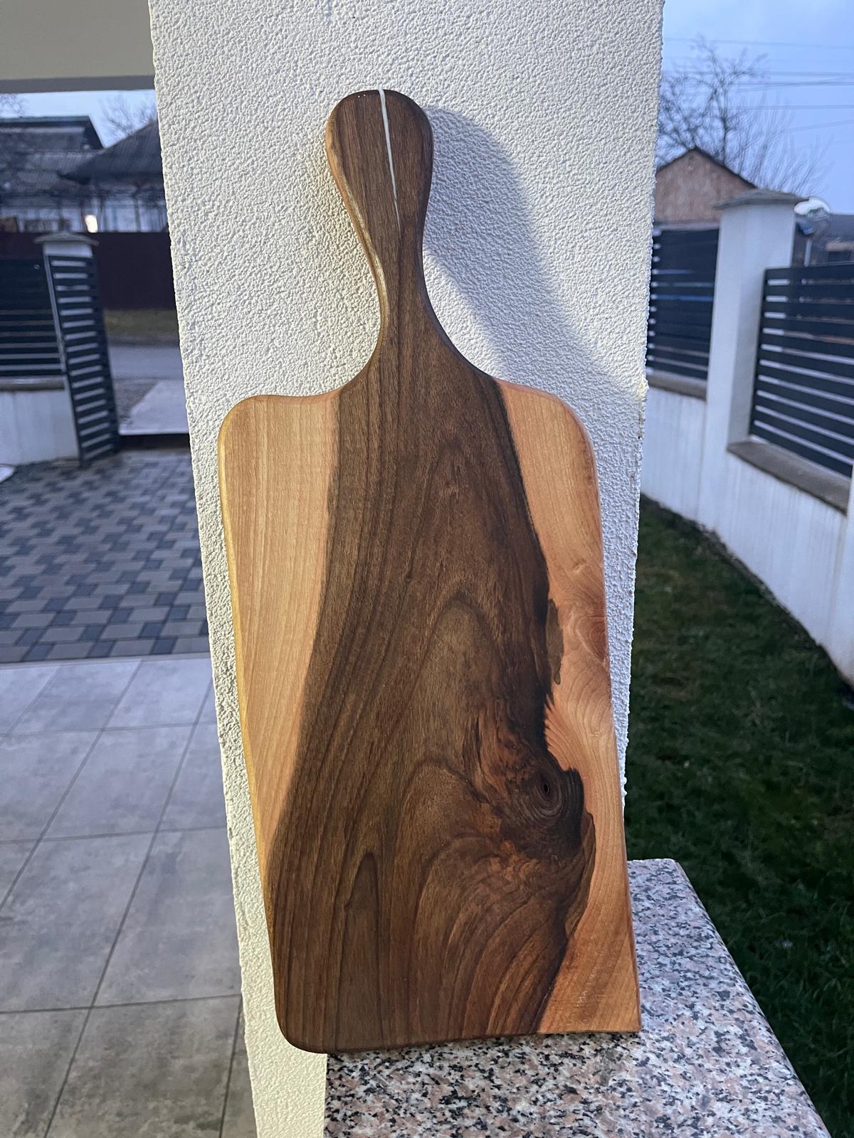 Tocător din lemn de nuc masiv cu inserții de rășină epoxidică alb și roșu, 50x20x2 cm – Lemn & Rășină - imagine 2