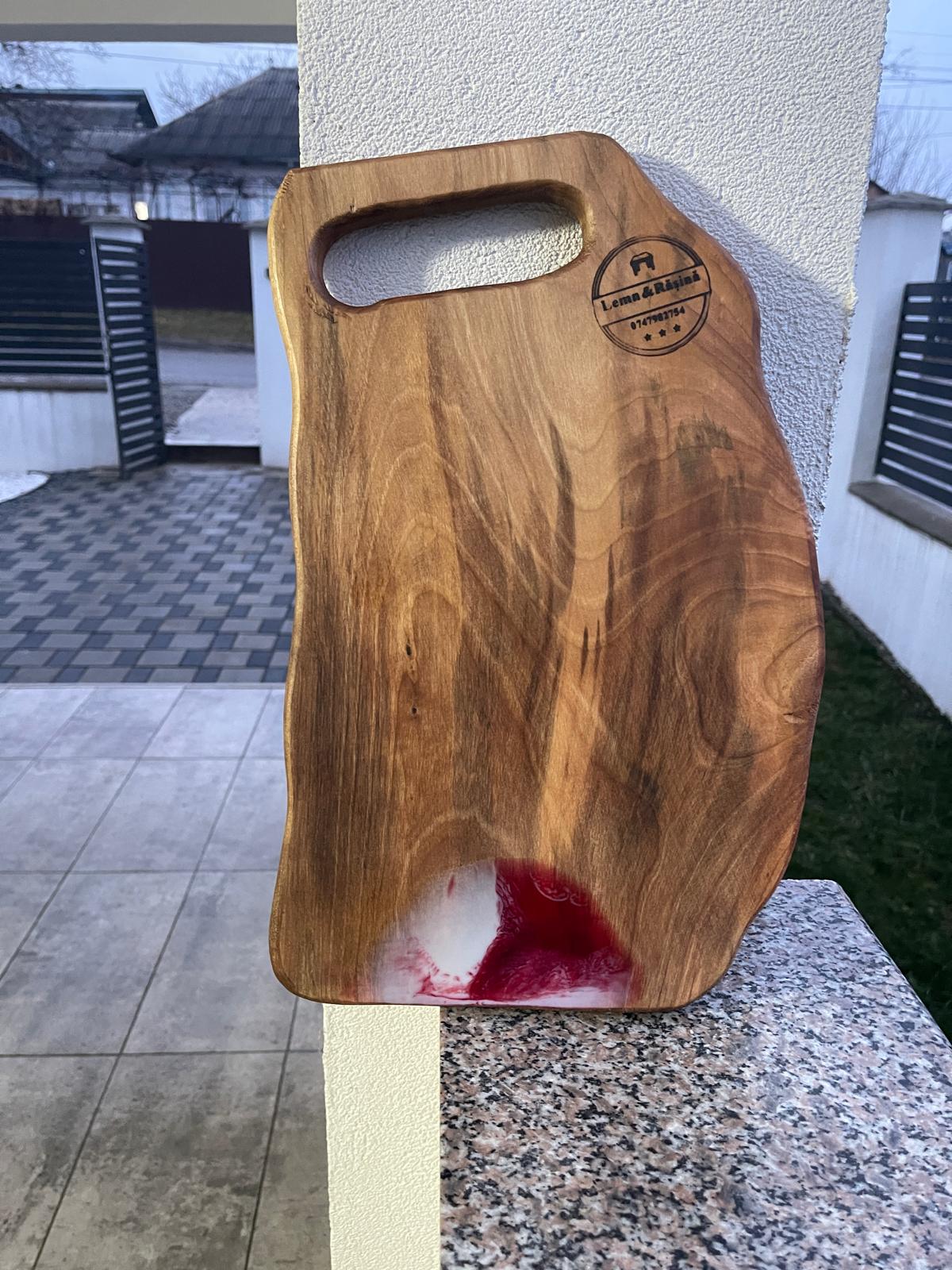 Tocător din lemn de nuc masiv cu rășină epoxidică alb și roșu, 40x25x2 cm – Lemn & Rășină - imagine 2