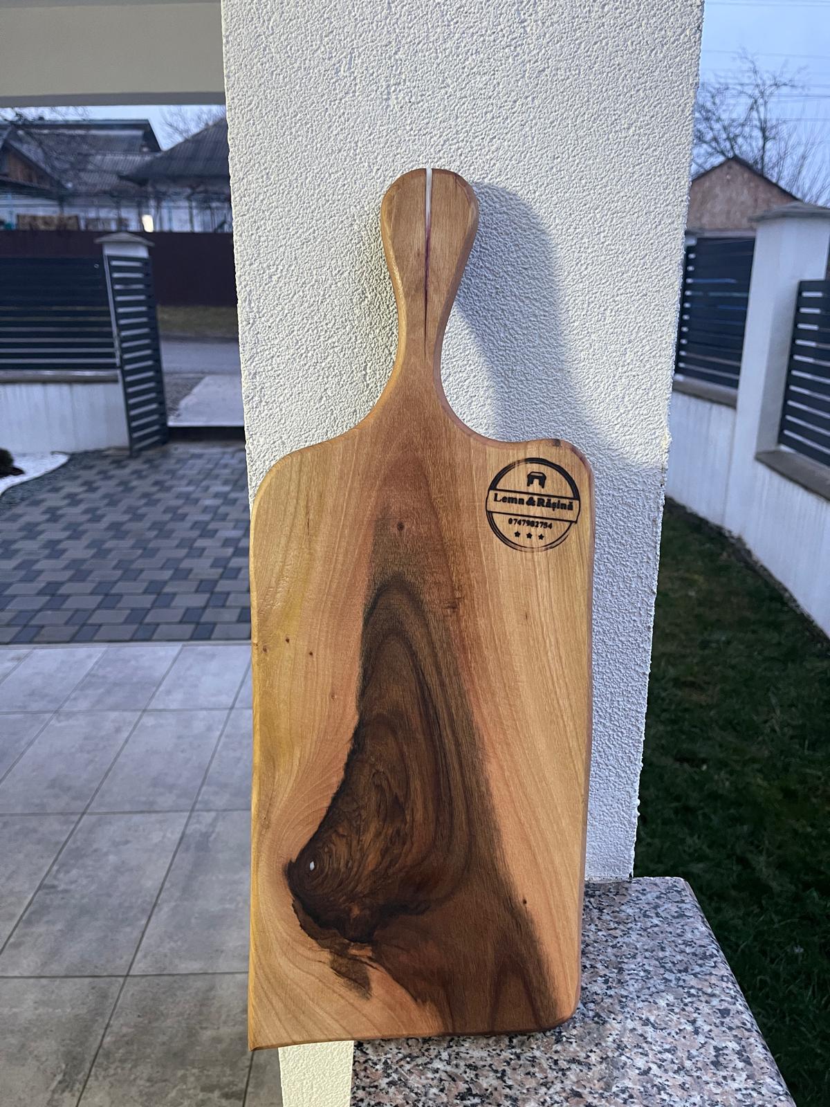 Tocător din lemn de nuc masiv cu inserții de rășină epoxidică alb și roșu, 50x20x2 cm – Lemn & Rășină - imagine 3