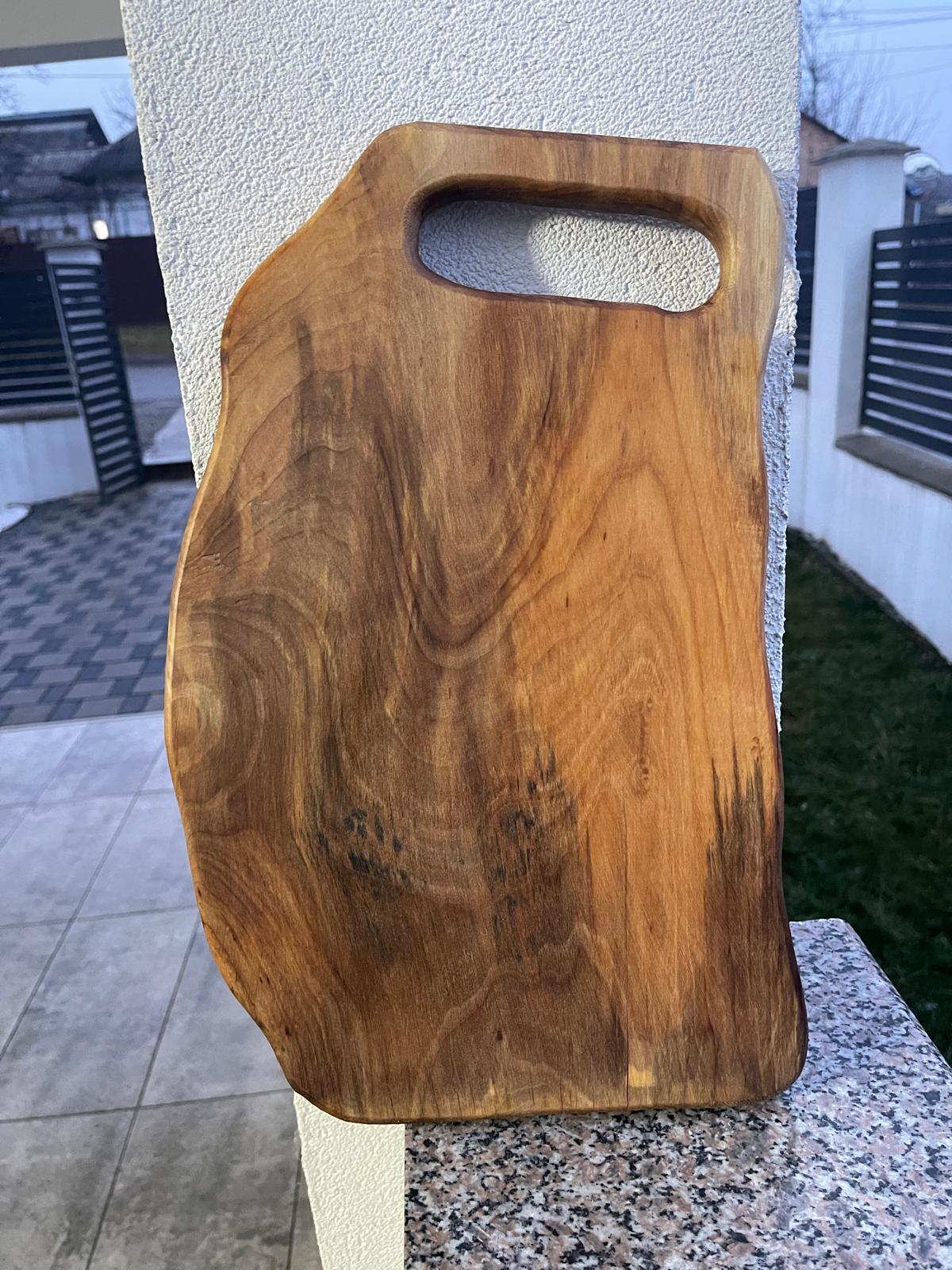 Tocător din lemn de nuc masiv cu rășină epoxidică alb și roșu, 40x25x2 cm – Lemn & Rășină - imagine 3