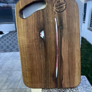 Tocător din lemn de nuc masiv cu rășină epoxidică alb cu roșu, 40x27x2 cm – Lemn & Rășină