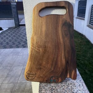 Tocător din lemn de nuc masiv cu rășină epoxidică alb, verde și roșu, 40x25x2 cm – Lemn & Rășină