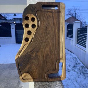 Tocător / platou din lemn de nuc masiv cu rășină epoxidică albastră, 6 găuri pentru shot-uri, scurgător de grăsime pe ambele fețe, 70x40x4 cm – Lemn & Rășină