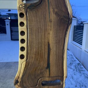 Tocător / platou din lemn de nuc masiv cu rășină epoxidică verde, 6 găuri pentru shot-uri, scurgător de grăsime pe ambele fețe, 75x42x4 cm – Lemn & Rășină