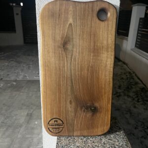 Tocător din lemn de nuc masiv cu inserții de rășină epoxidică verde, 42x23 cm – Lemn & Rășină