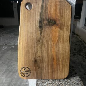 Tocător din lemn de nuc masiv cu inserții de rășină epoxidică verde, 41x26 cm – Lemn & Rășină