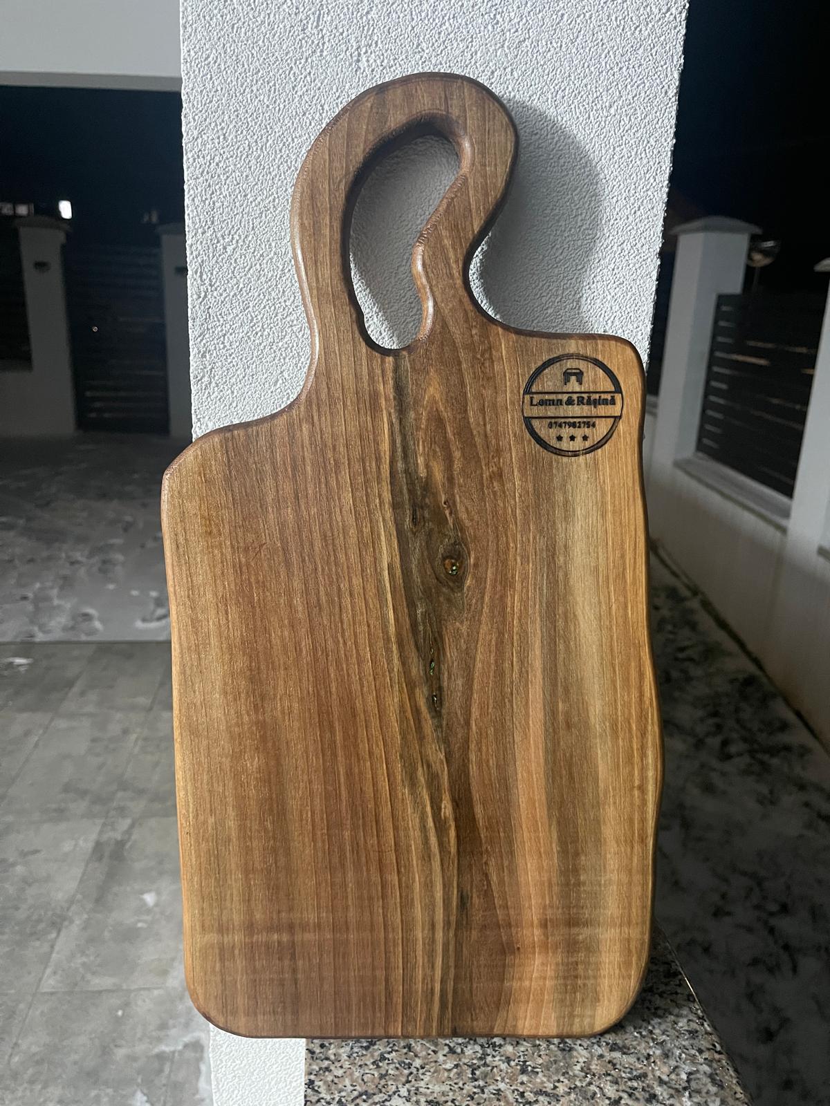 Tocător din lemn de nuc masiv cu inserții de rășină epoxidică verde, 50x27 cm – Lemn & Rășină - imagine 2