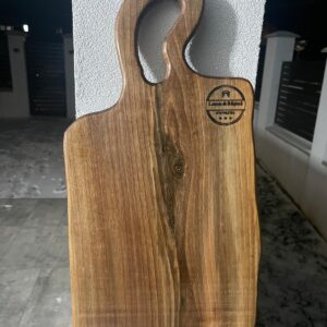 Tocător din lemn de nuc masiv cu inserții de rășină epoxidică verde, 50x27 cm – Lemn & Rășină